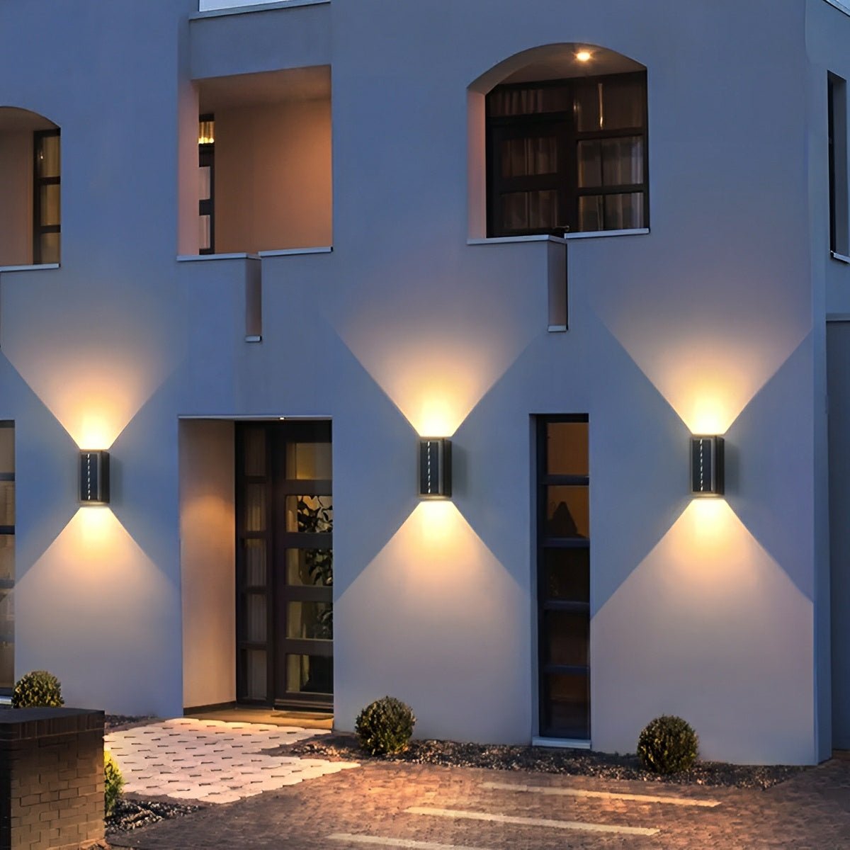 Aplique de pared exterior Kahela – tres apliques en una fachada