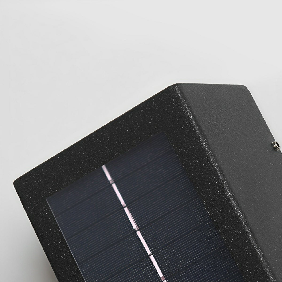 Aplique de pared exterior Kahela – detalle del panel solar