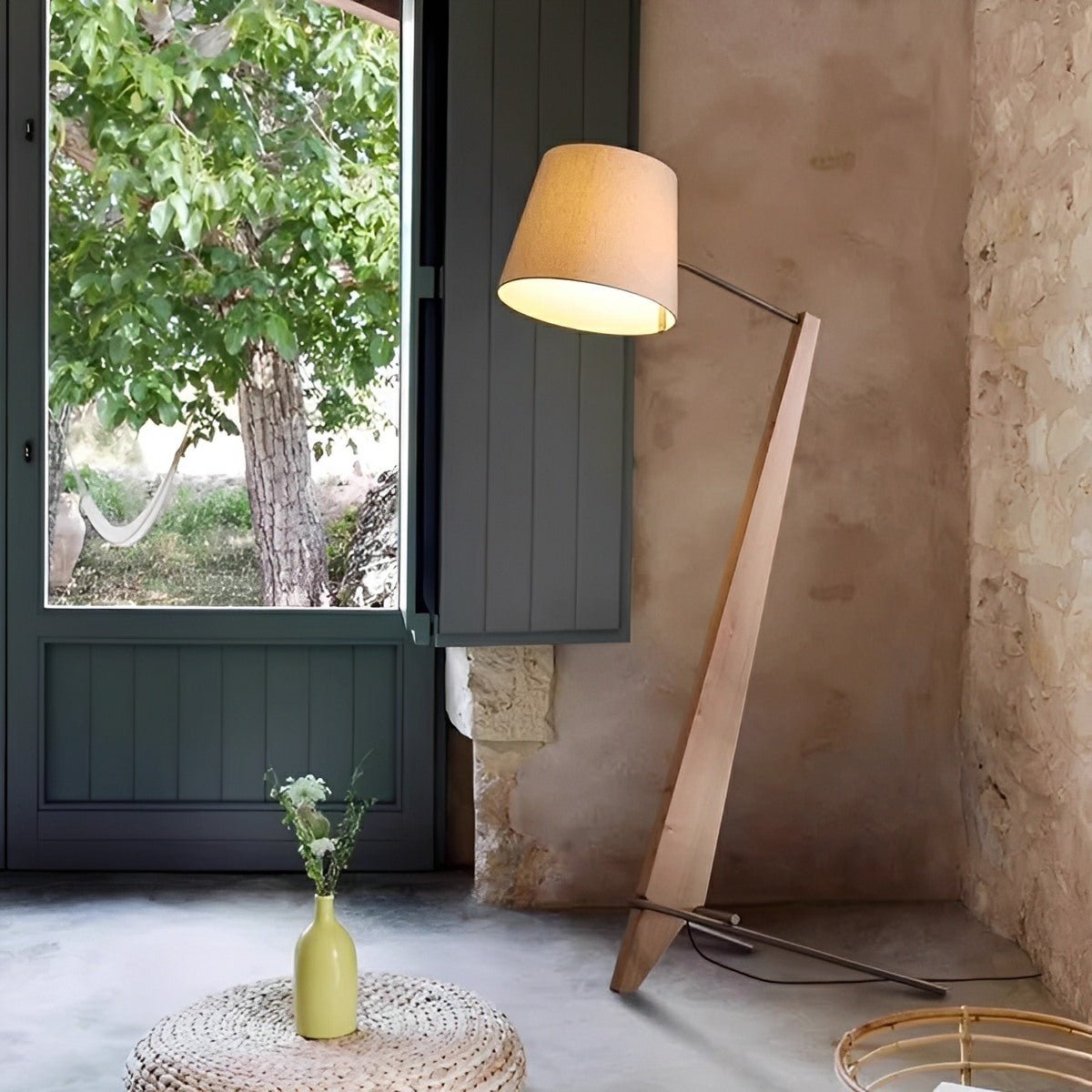 Lámpara de pie inclinada de madera Talunda en un salón acogedor – imagen 7