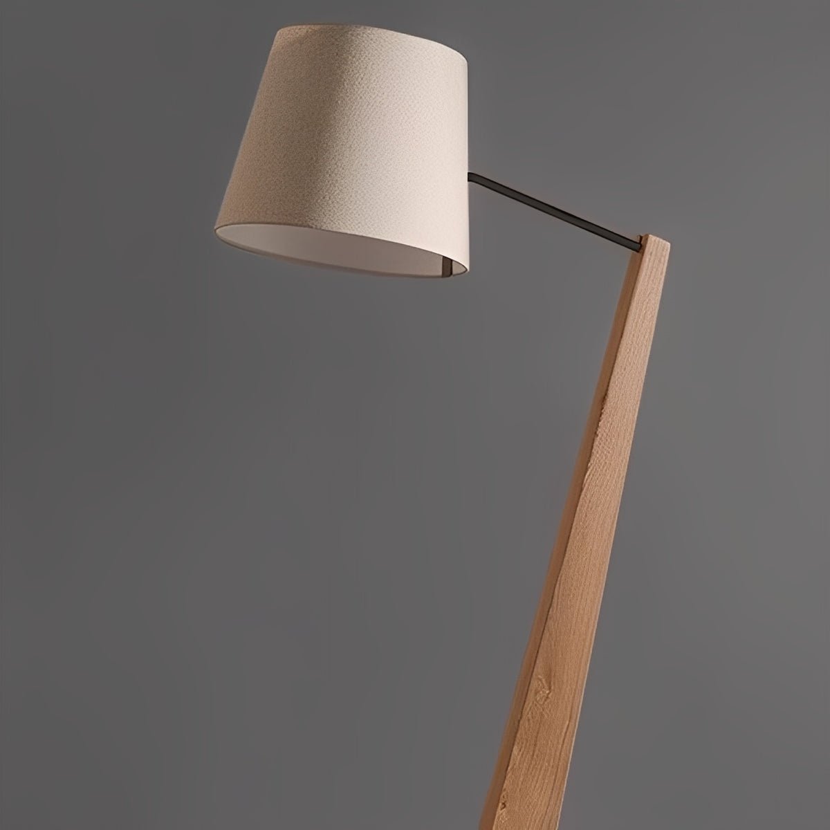 Lámpara de pie inclinada de madera Talunda – detalle de la pantalla de tela