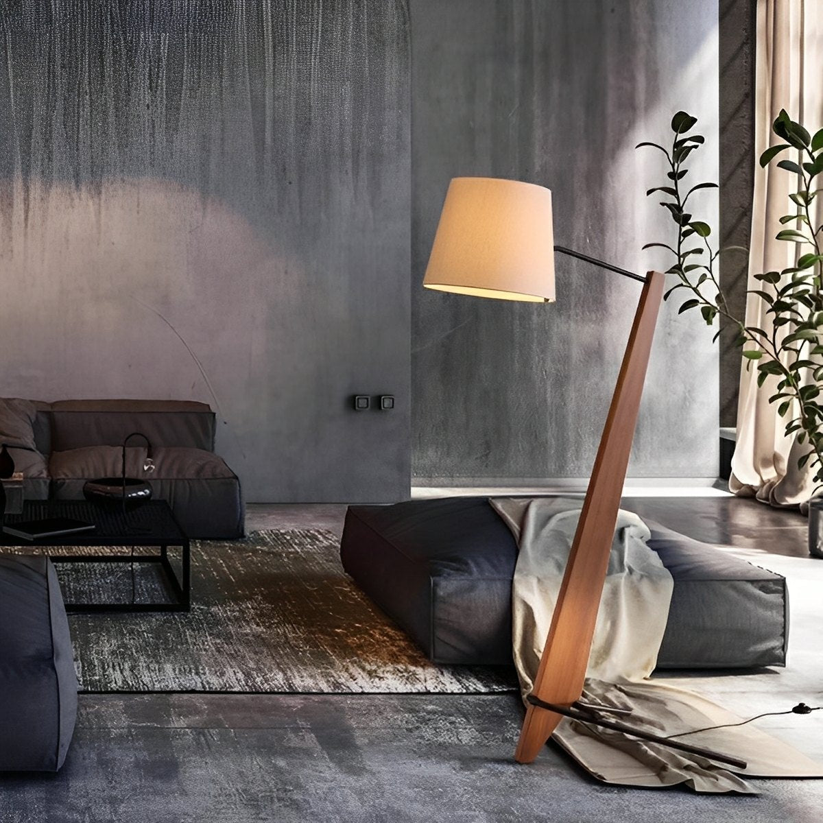 Lámpara de pie inclinada de madera Talunda en un salón acogedor – imagen 6