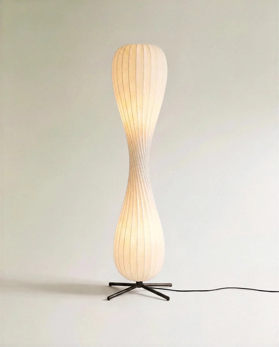 Lámpara de pie LED torneada Sericia en un salón acogedor – imagen 2