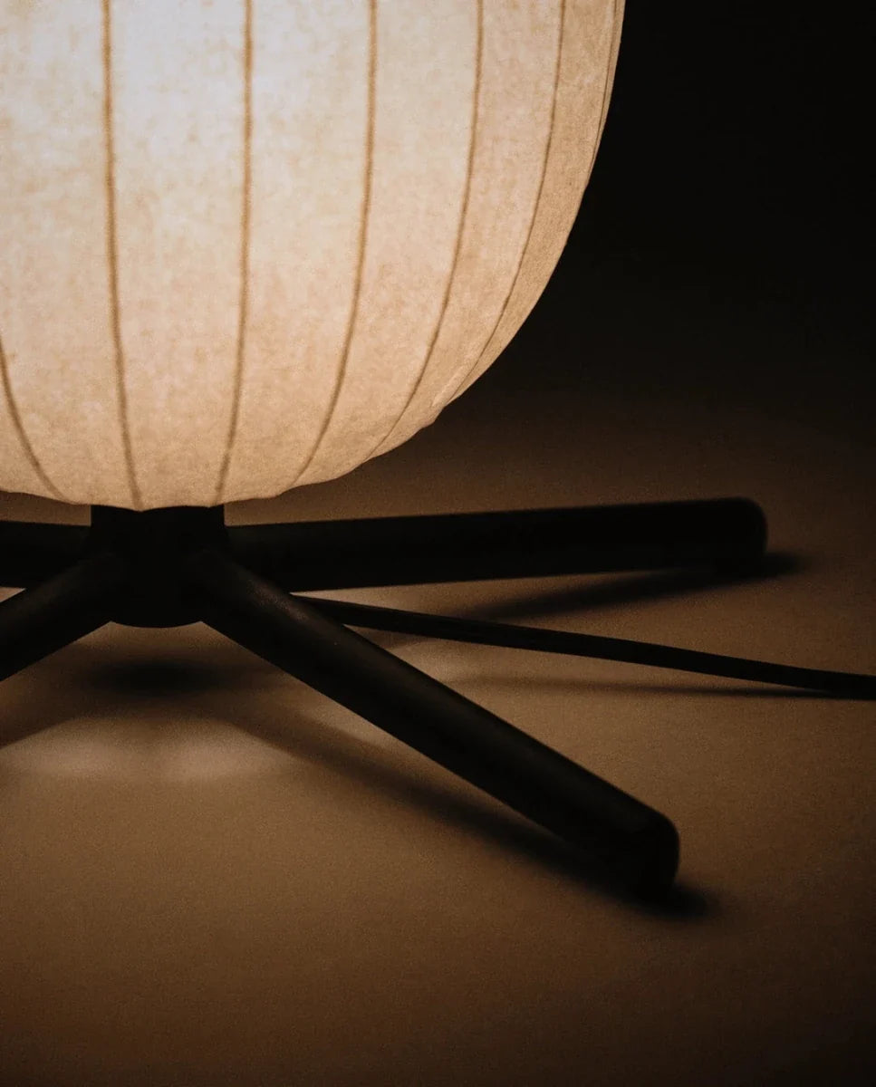Lámpara de pie LED torneada Sericia – detalle de la base en cruz