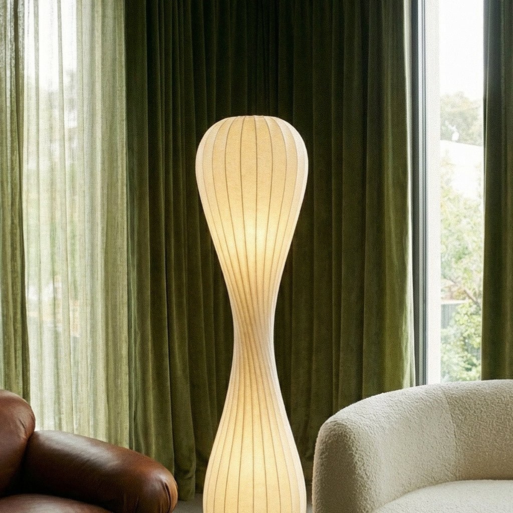 Lámpara de pie LED torneada Sericia en un salón acogedor – imagen 9