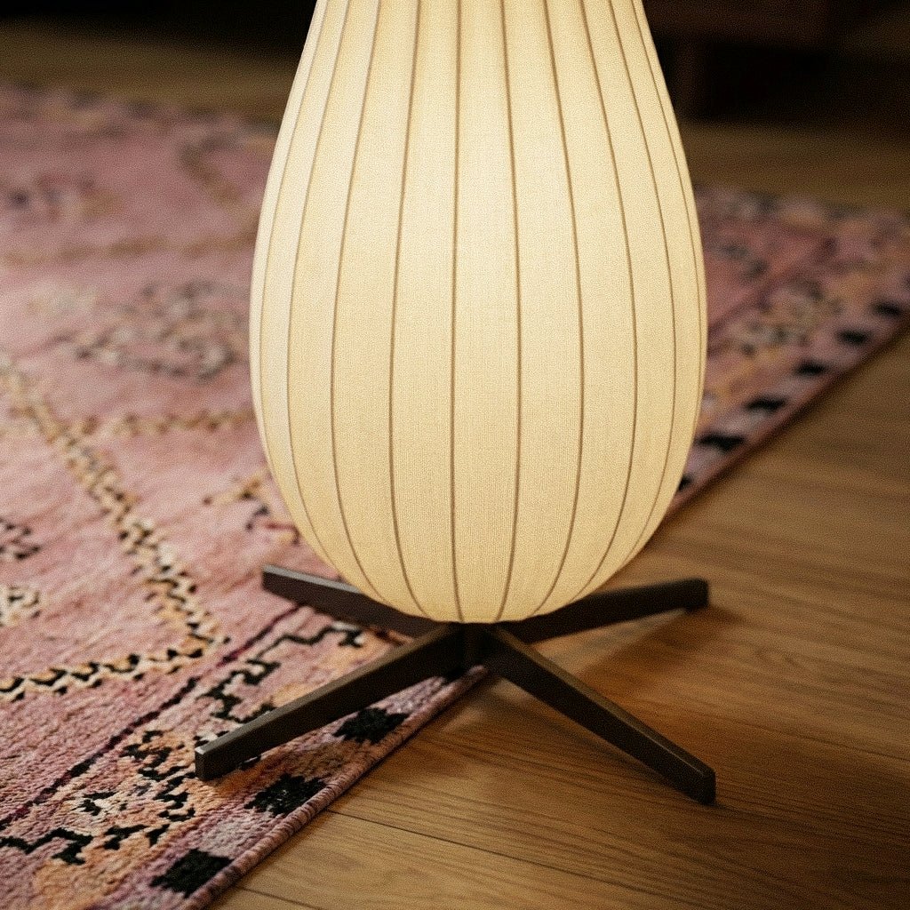 Lámpara de pie LED torneada Sericia en un salón acogedor – imagen 11