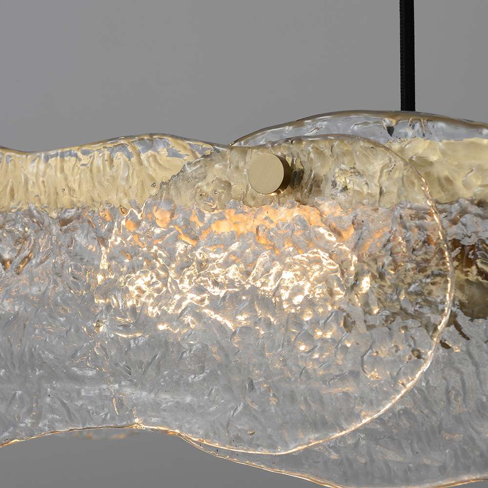 Lámpara colgante lineal de cristal ondulado Brumara – detalle del cristal ondulado soplado