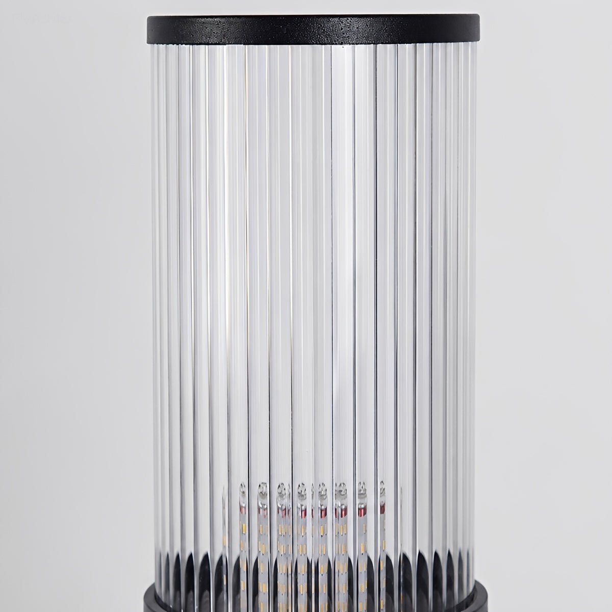 Baliza exterior LED Mostela – detalle del difusor acanalado ancho
