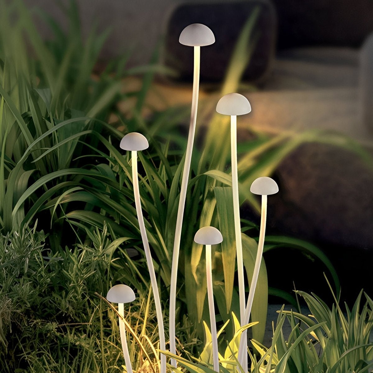 Baliza LED de jardín Lumbrela – sombreretes encendidos entre la hierba