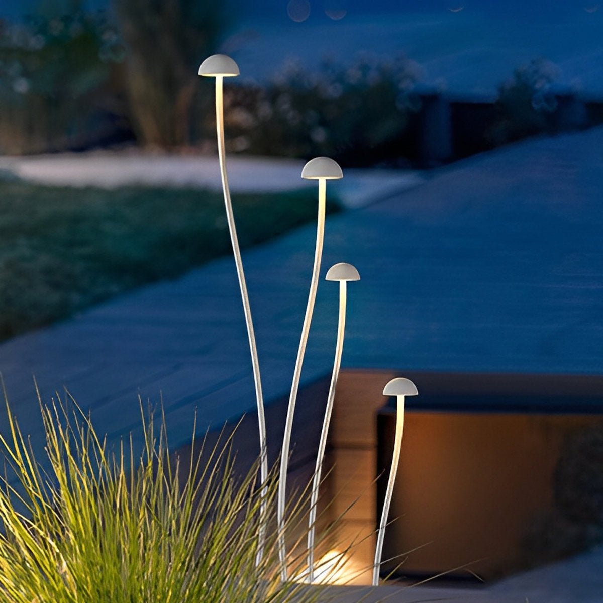 Baliza LED de jardín Lumbrela – setas iluminadas junto a un camino