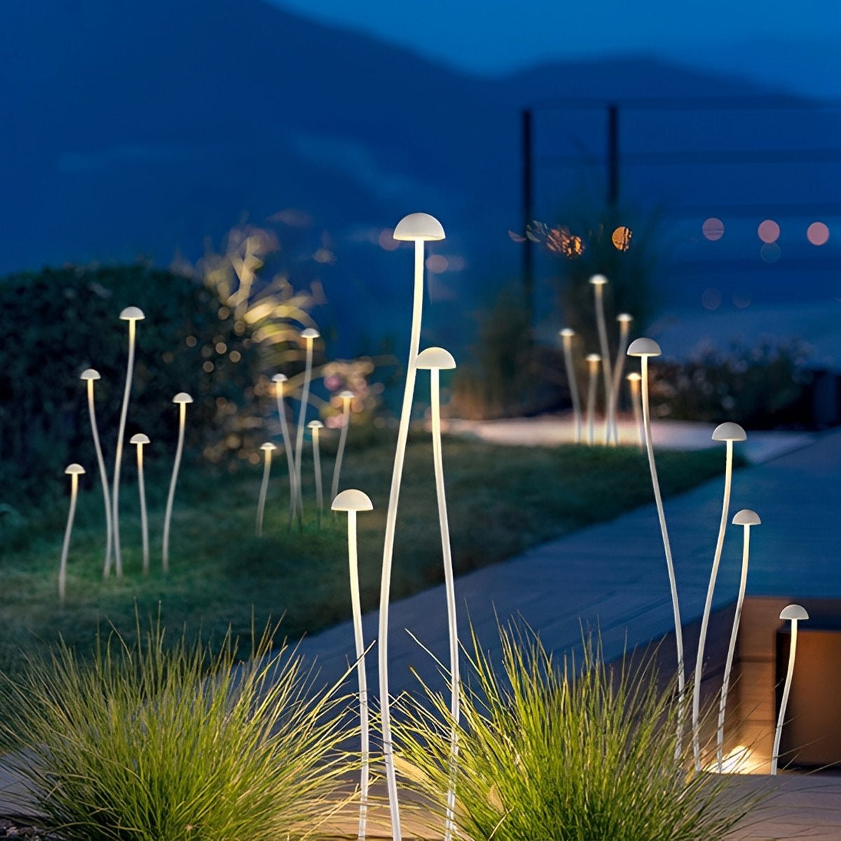 Baliza LED de jardín Lumbrela – en un jardín de noche