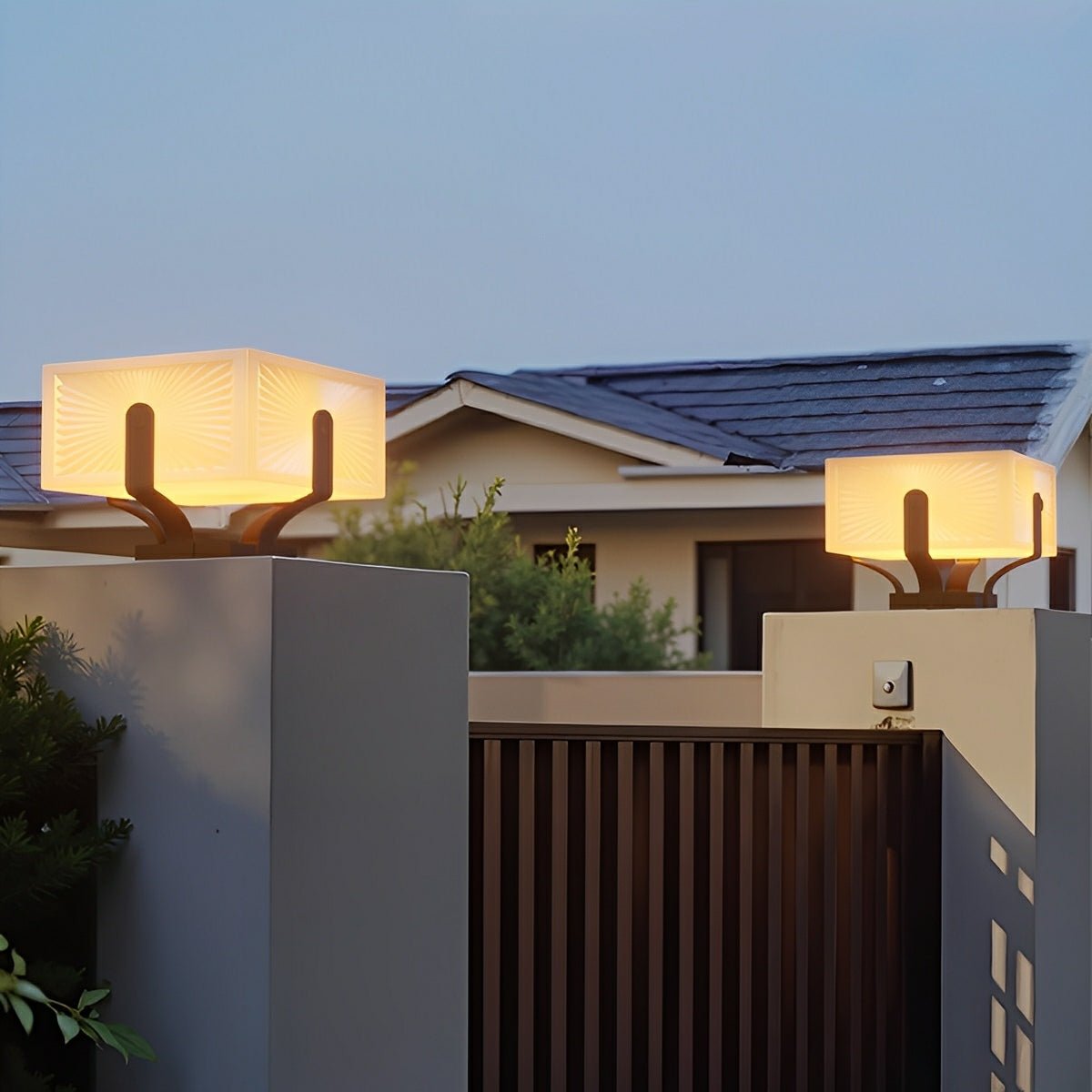 Lámpara de pilar exterior LED Itoria – pareja de lámparas en los pilares de una valla