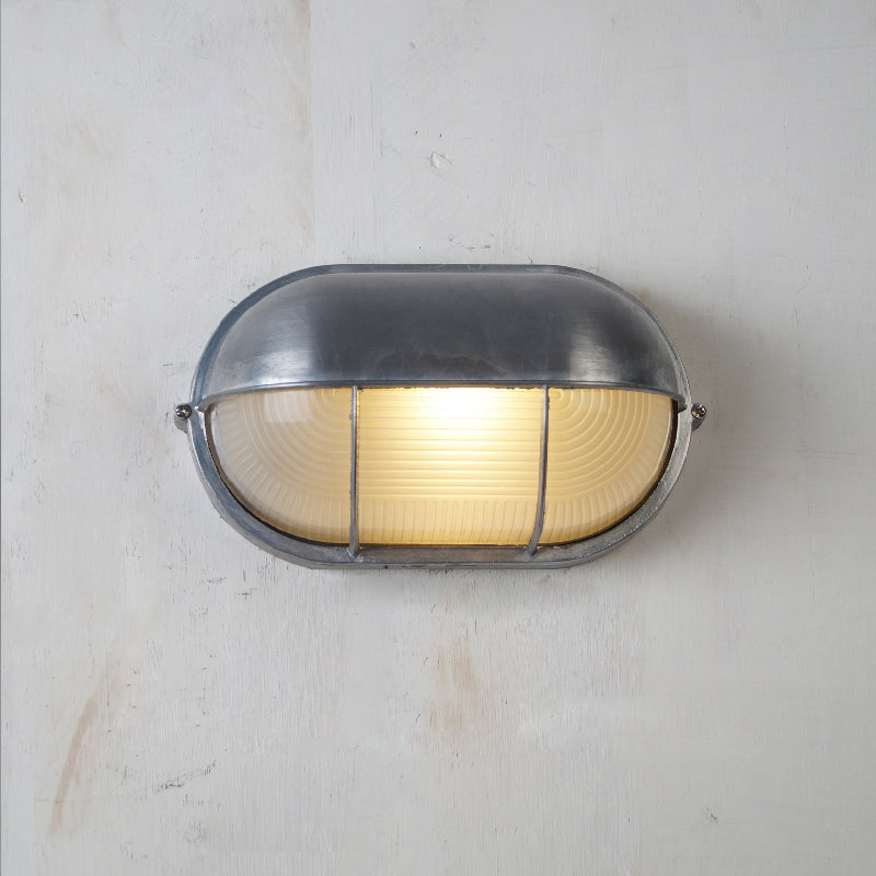 Aplique de pared exterior estilo marinero Molara – ovalado con rejilla en plata