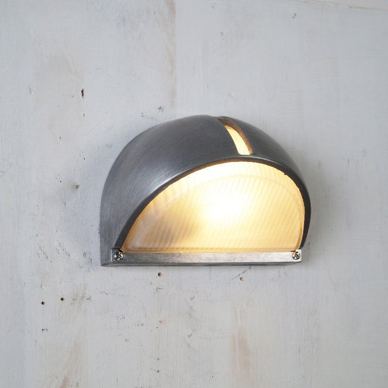 Aplique de pared exterior estilo marinero Molara – media luna con visera en plata