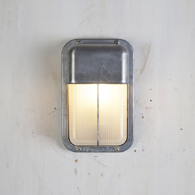 Aplique de pared exterior estilo marinero Molara – vertical con visera en plata