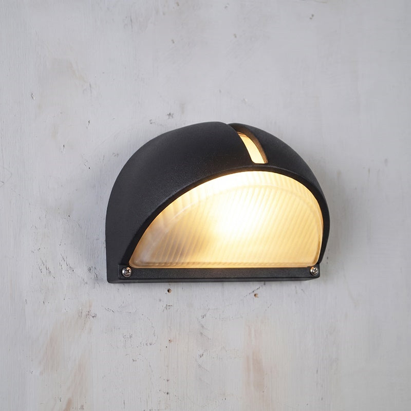 Aplique de pared exterior estilo marinero Molara – media luna con visera en negro