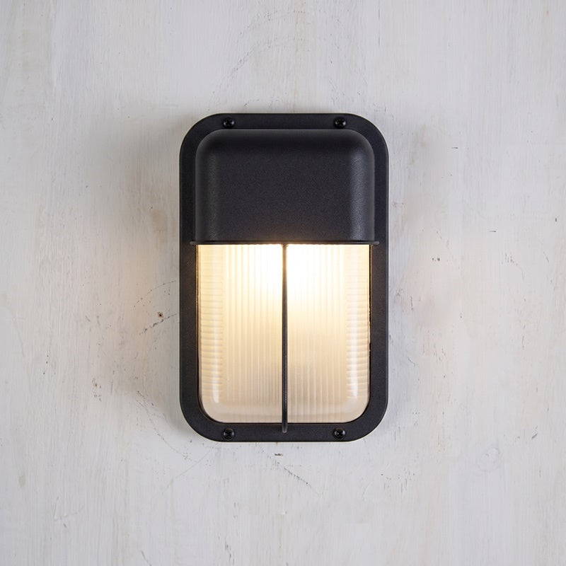 Aplique de pared exterior estilo marinero Molara – vertical con visera en negro