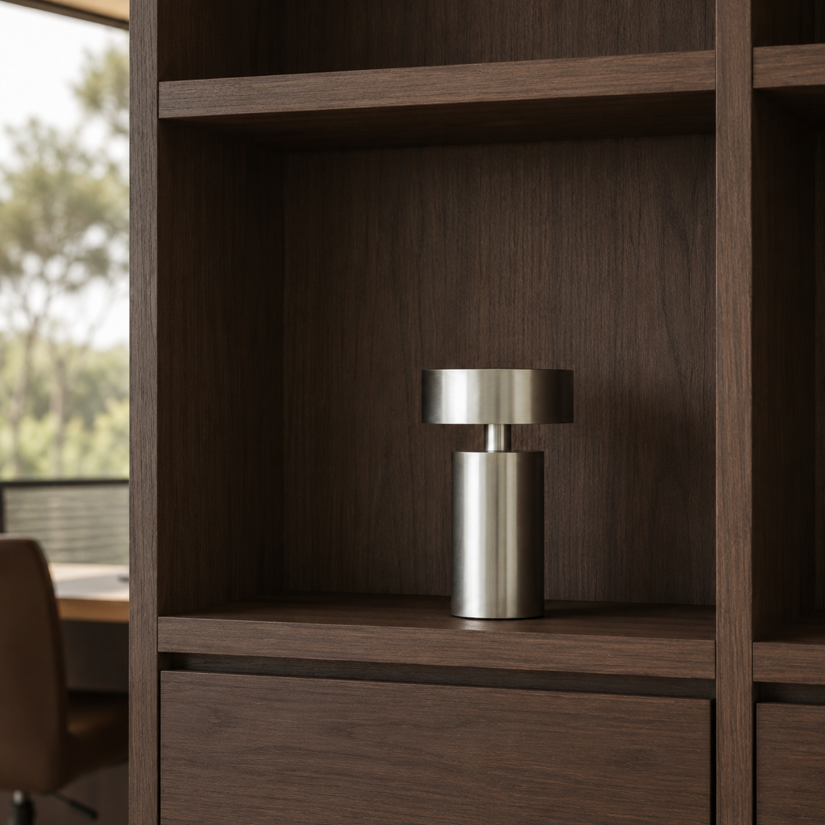 Lámpara de mesa LED recargable Kirena – plateada en una estantería