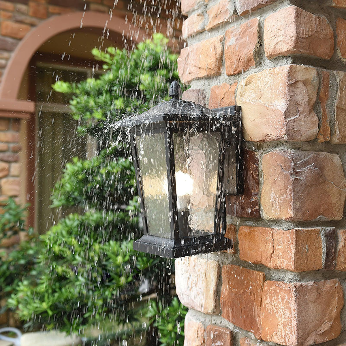 Farol de pared exterior Monfaro – bajo la lluvia