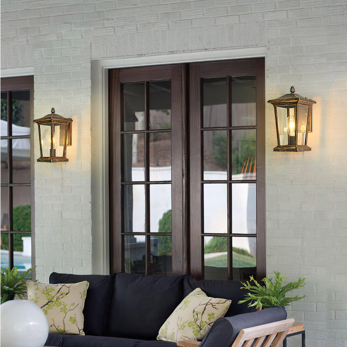 Farol de pared exterior Monfaro – pareja de faroles junto a la puerta del porche