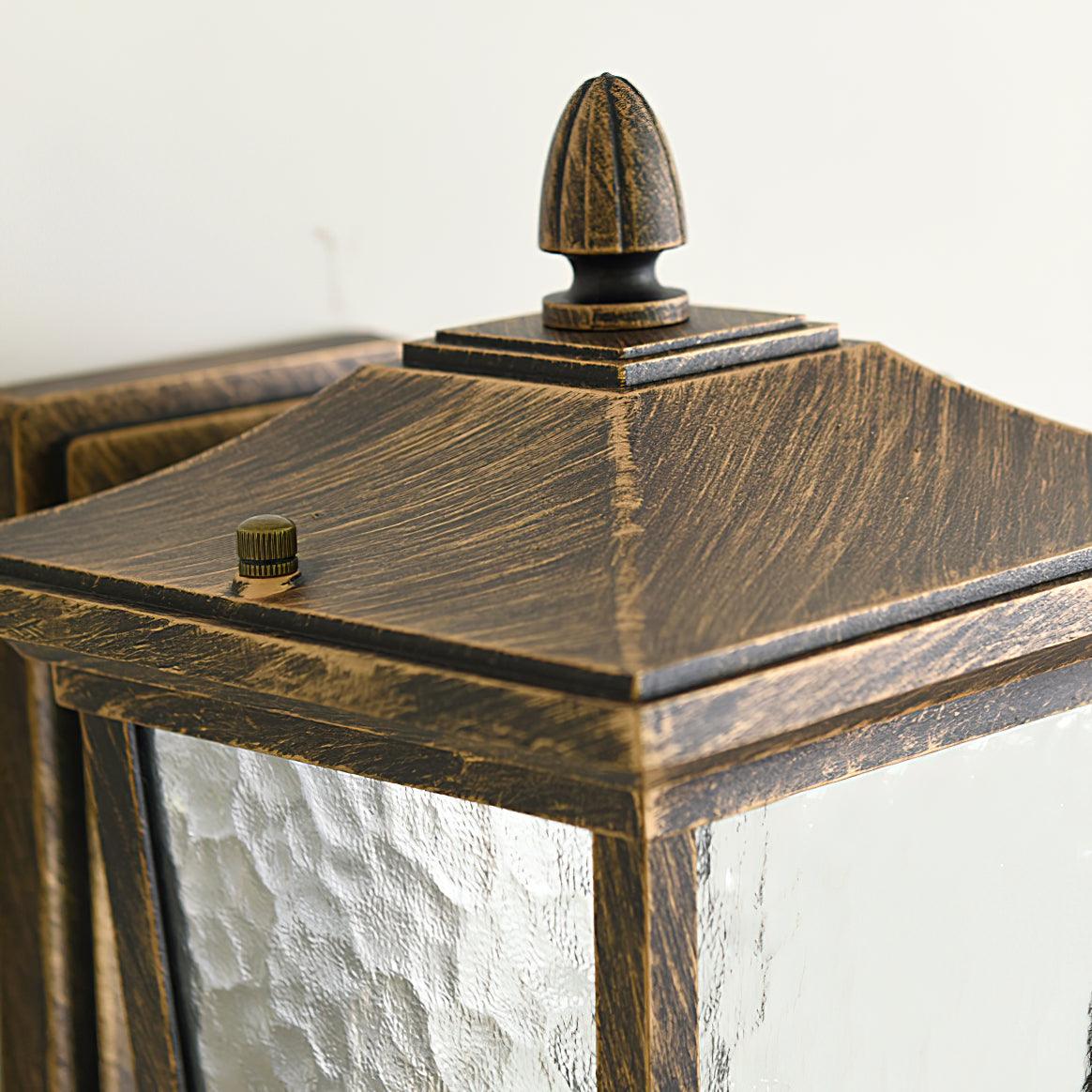Farol de pared exterior Monfaro – detalle del remate en bronce envejecido
