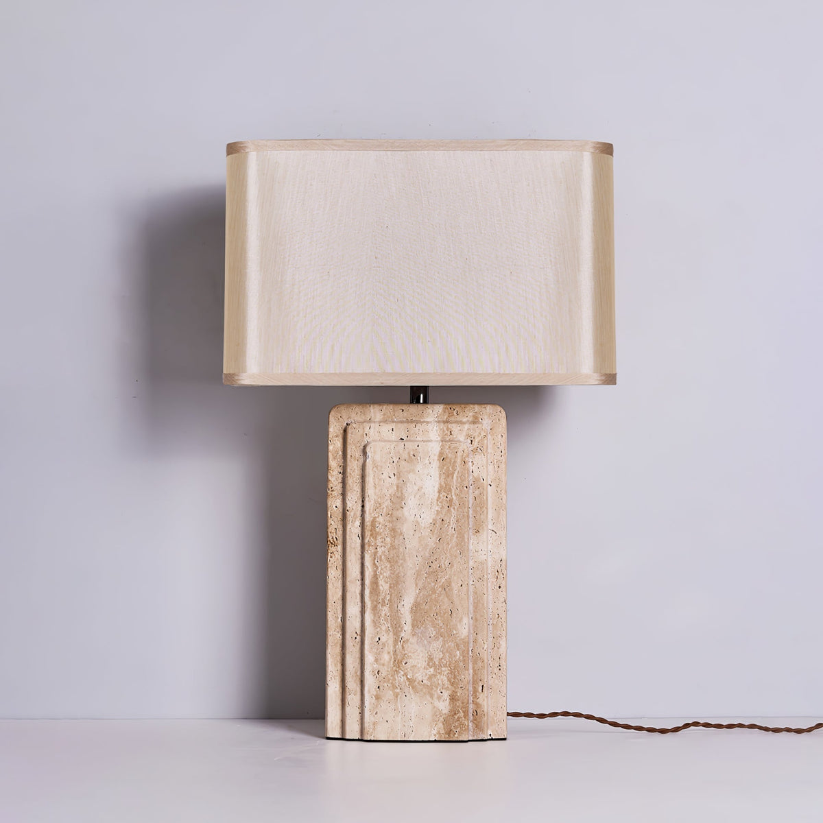 Lámpara de mesa de travertino Murelo – detalle de la veta del travertino