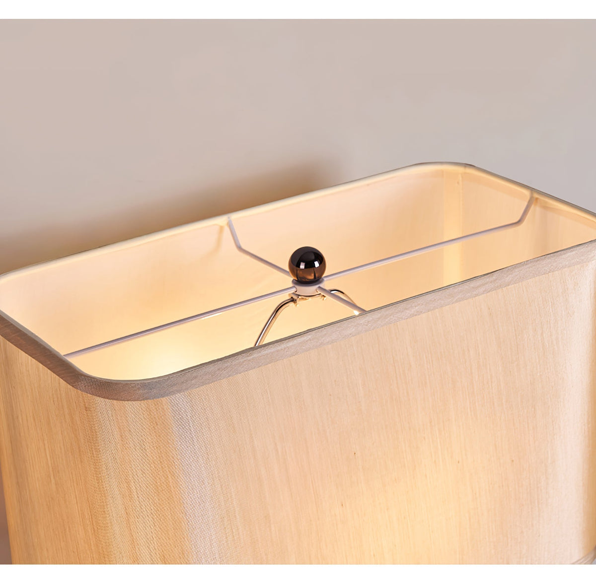 Lámpara de mesa de travertino Murelo sobre un aparador – imagen 12