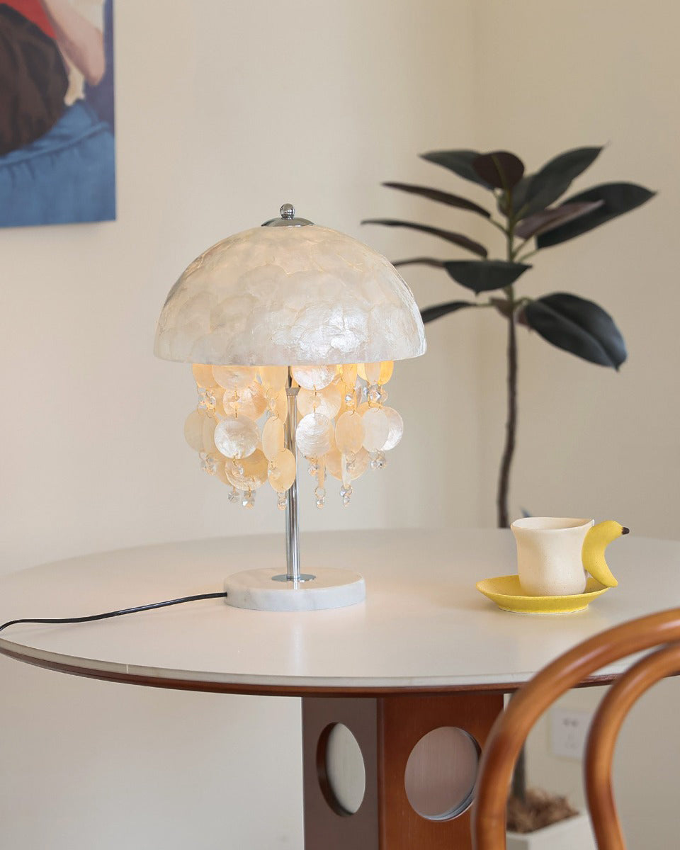 Lámpara de mesa boho de conchas Nacarela sobre una mesita junto al sofá – imagen 10