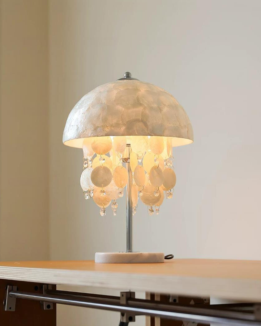 Lámpara de mesa boho de conchas Nacarela sobre una mesita junto al sofá – imagen 11