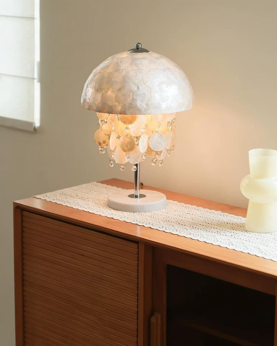 Lámpara de mesa boho de conchas Nacarela sobre una mesita junto al sofá – imagen 13