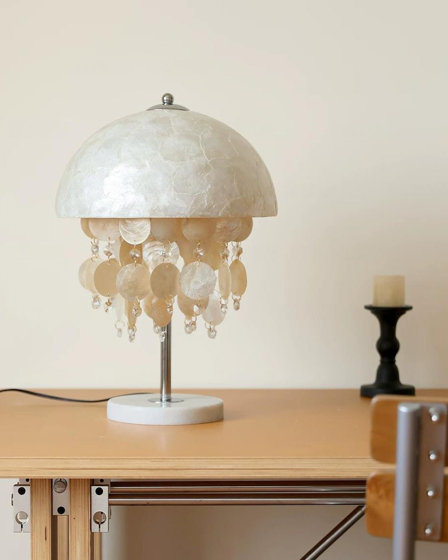 Lámpara de mesa boho de conchas Nacarela sobre una mesita junto al sofá – imagen 14