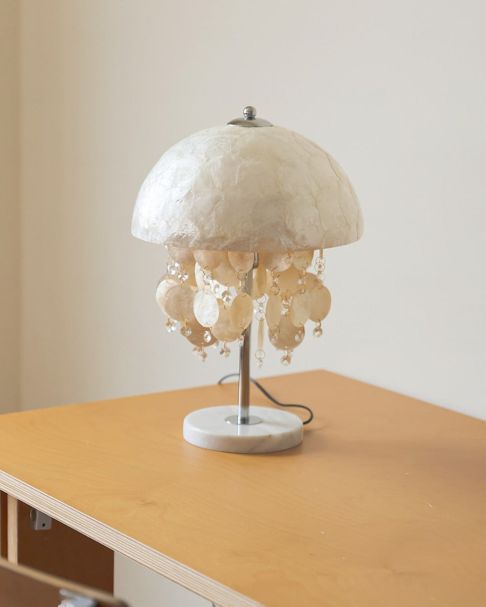 Lámpara de mesa boho de conchas Nacarela sobre una mesita junto al sofá – imagen 9