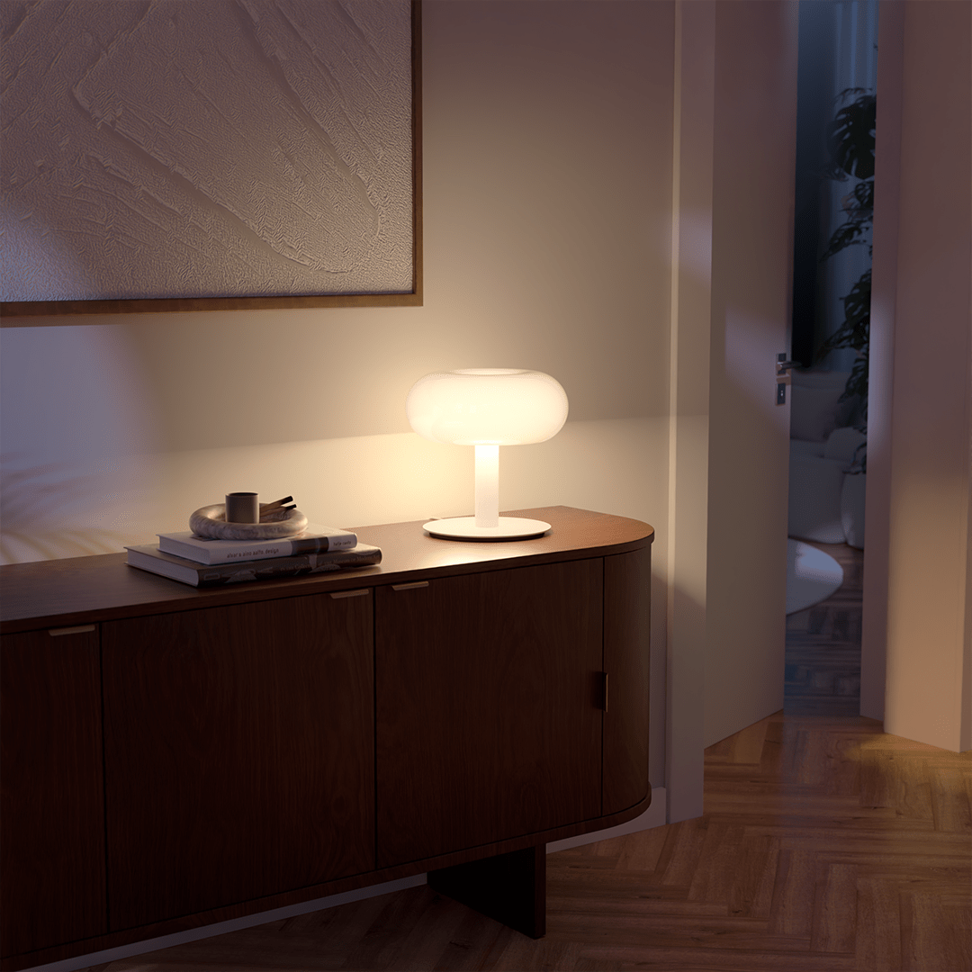 Lámpara de mesa seta de cristal Maluna sobre un mueble blanco – imagen 13