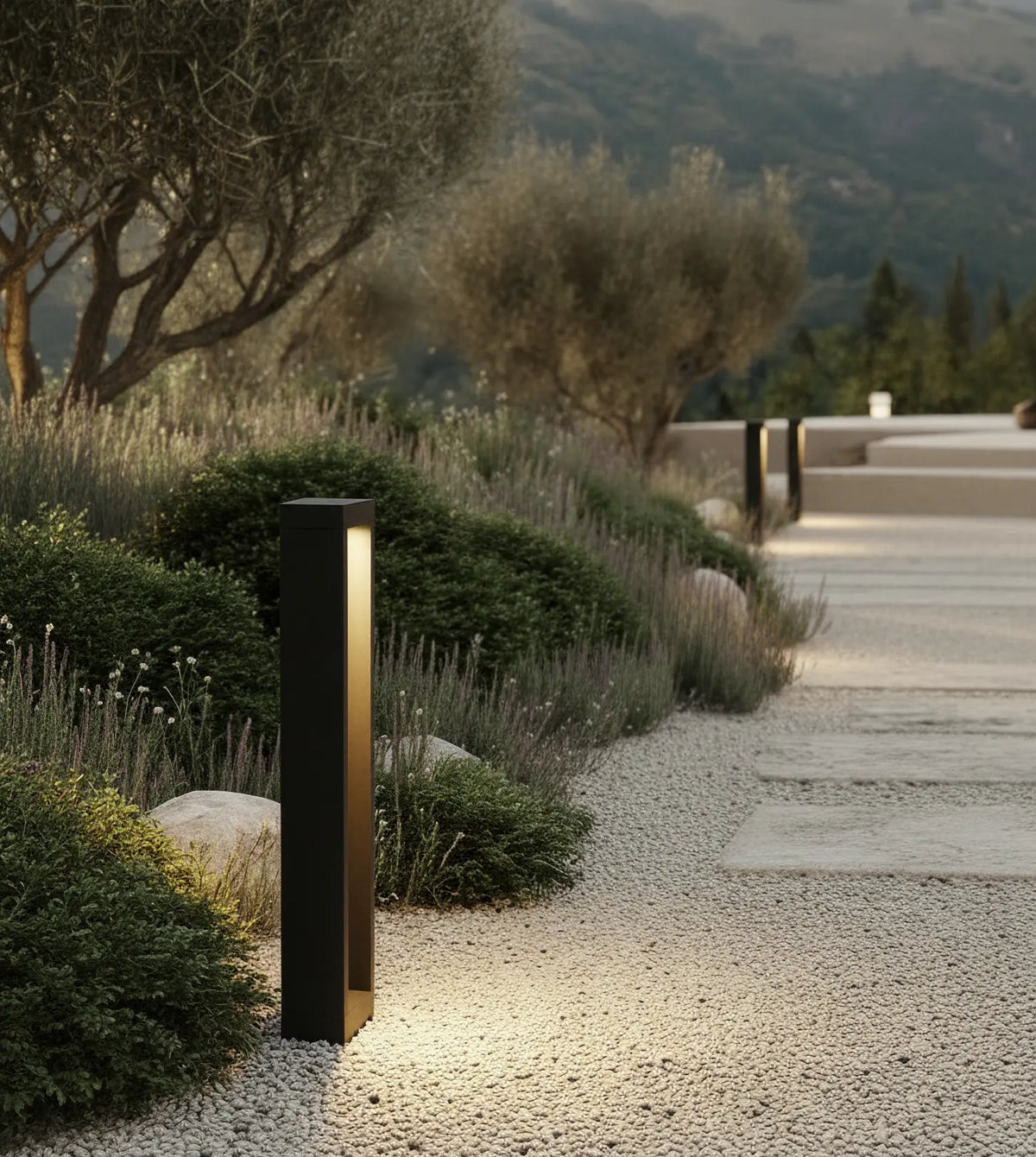 Baliza de jardín LED Nadira en un jardín mediterráneo – imagen 3
