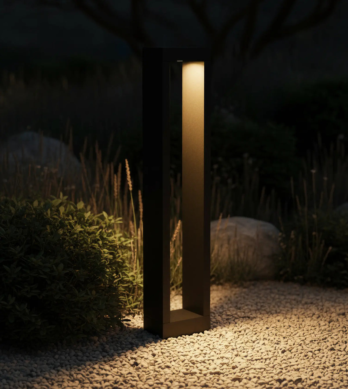 Baliza de jardín LED Nadira en un jardín mediterráneo – imagen 4