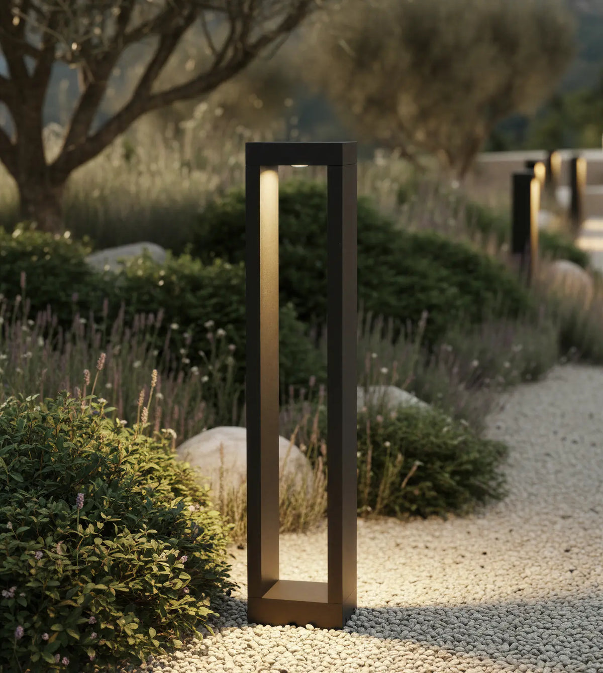 Baliza de jardín LED Nadira en un jardín mediterráneo – imagen 5