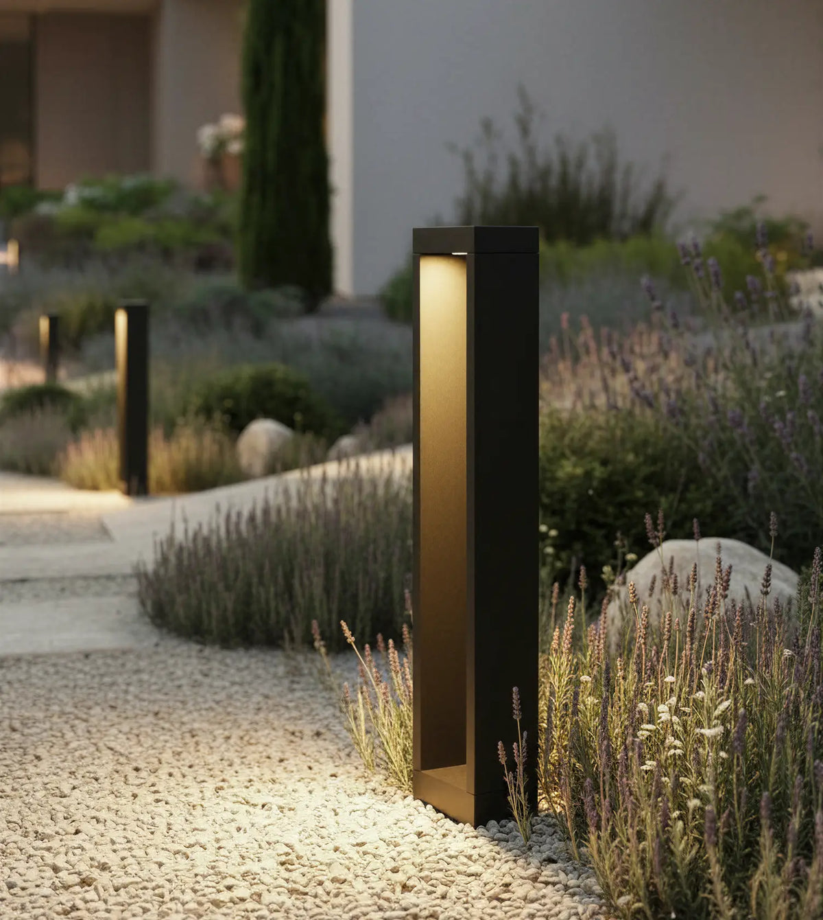 Baliza de jardín LED Nadira en un jardín mediterráneo – imagen 6
