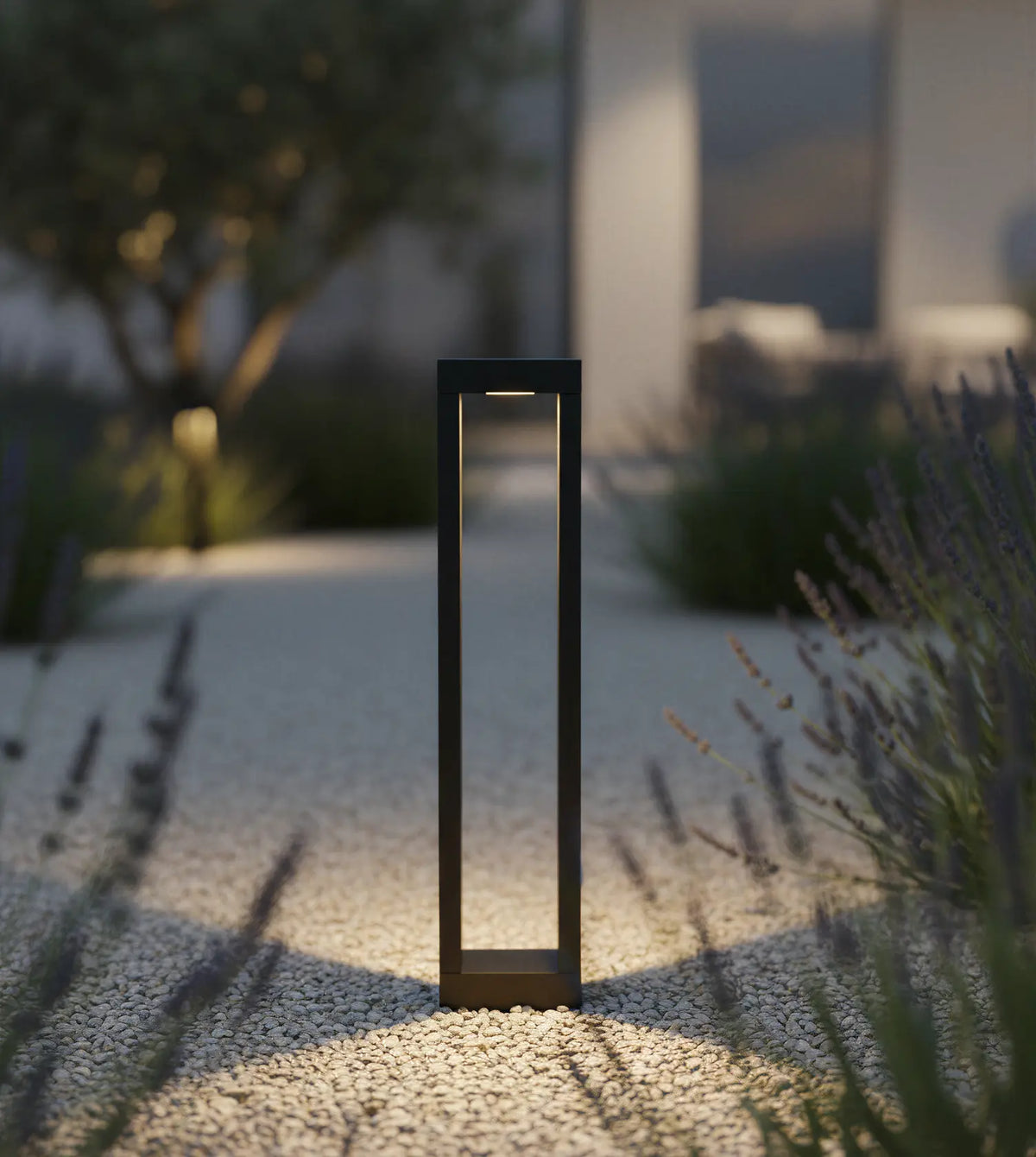 Baliza de jardín LED Nadira en un jardín mediterráneo – imagen 8