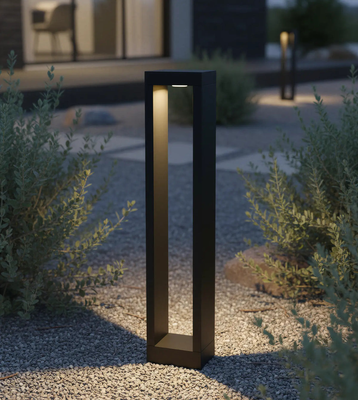 Baliza de jardín LED Nadira en un jardín mediterráneo – imagen 9
