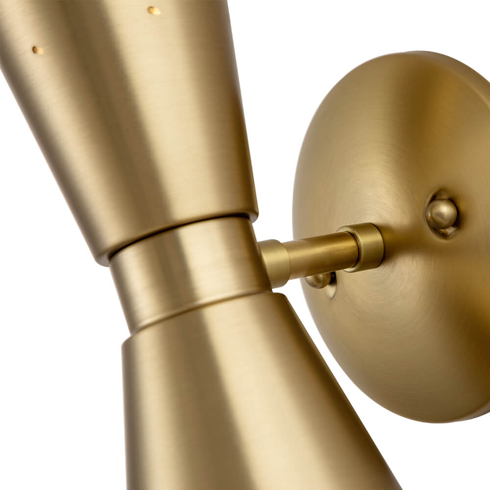Aplique de pared de doble cono Nébula en un dormitorio romántico – imagen 14