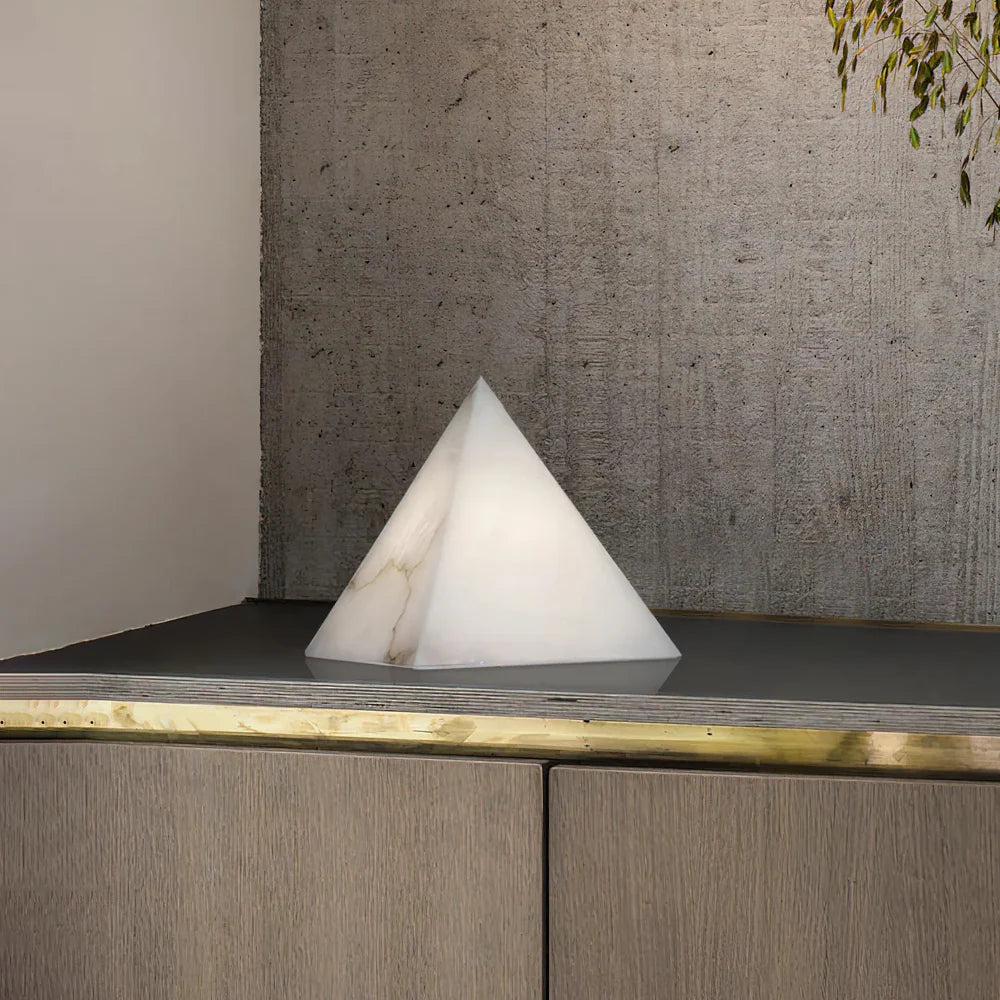 Lámpara de mesa pirámide de alabastro Nefera – detalle de la veta natural del alabastro