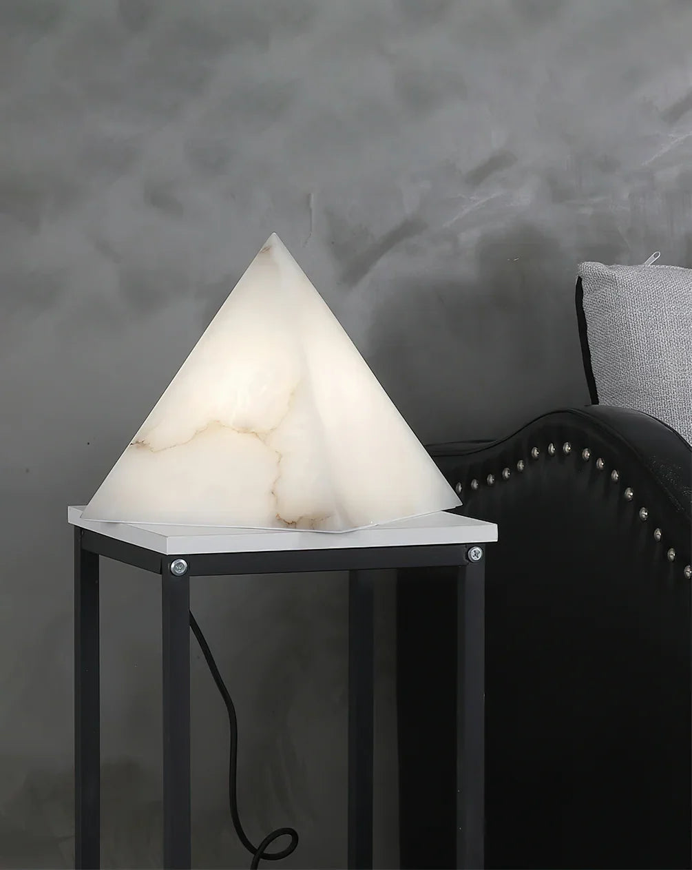 Lámpara de mesa pirámide de alabastro Nefera sobre una mesita de noche de madera – imagen 4