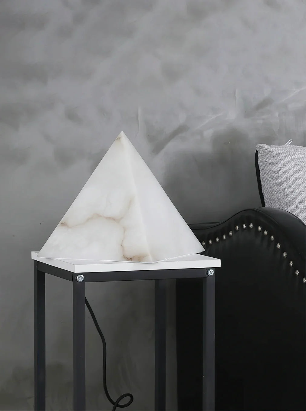 Lámpara de mesa pirámide de alabastro Nefera sobre una mesita de noche de madera – imagen 6