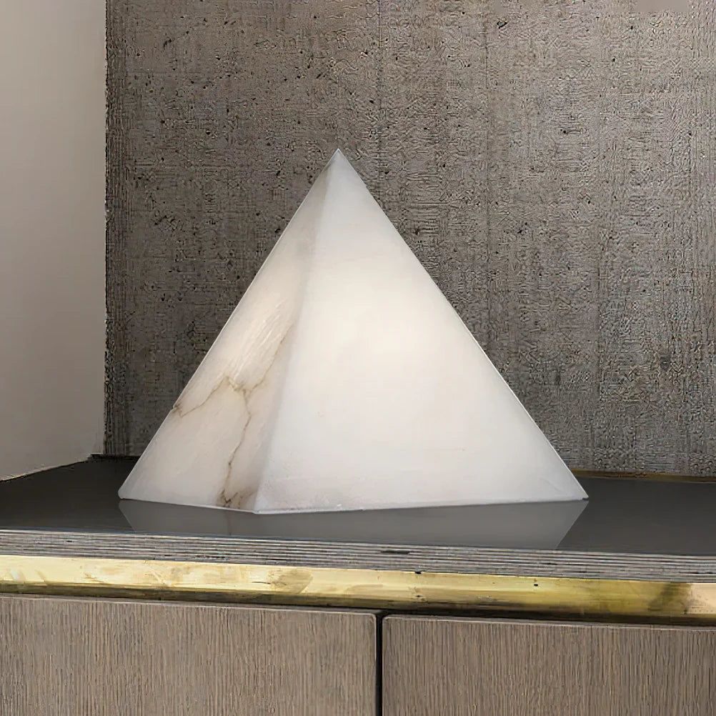 Lámpara de mesa pirámide de alabastro Nefera sobre una mesita de noche de madera – imagen 8