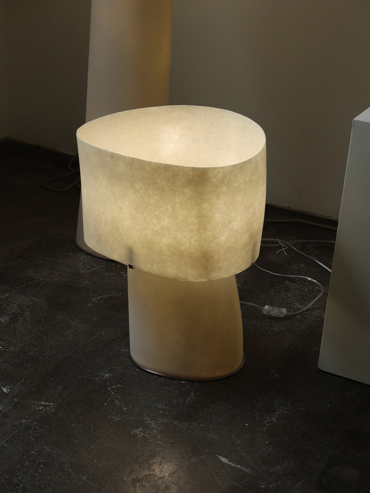 Lámpara de mesa escultural de fibra de vidrio Nevola sobre una mesa auxiliar – imagen 12