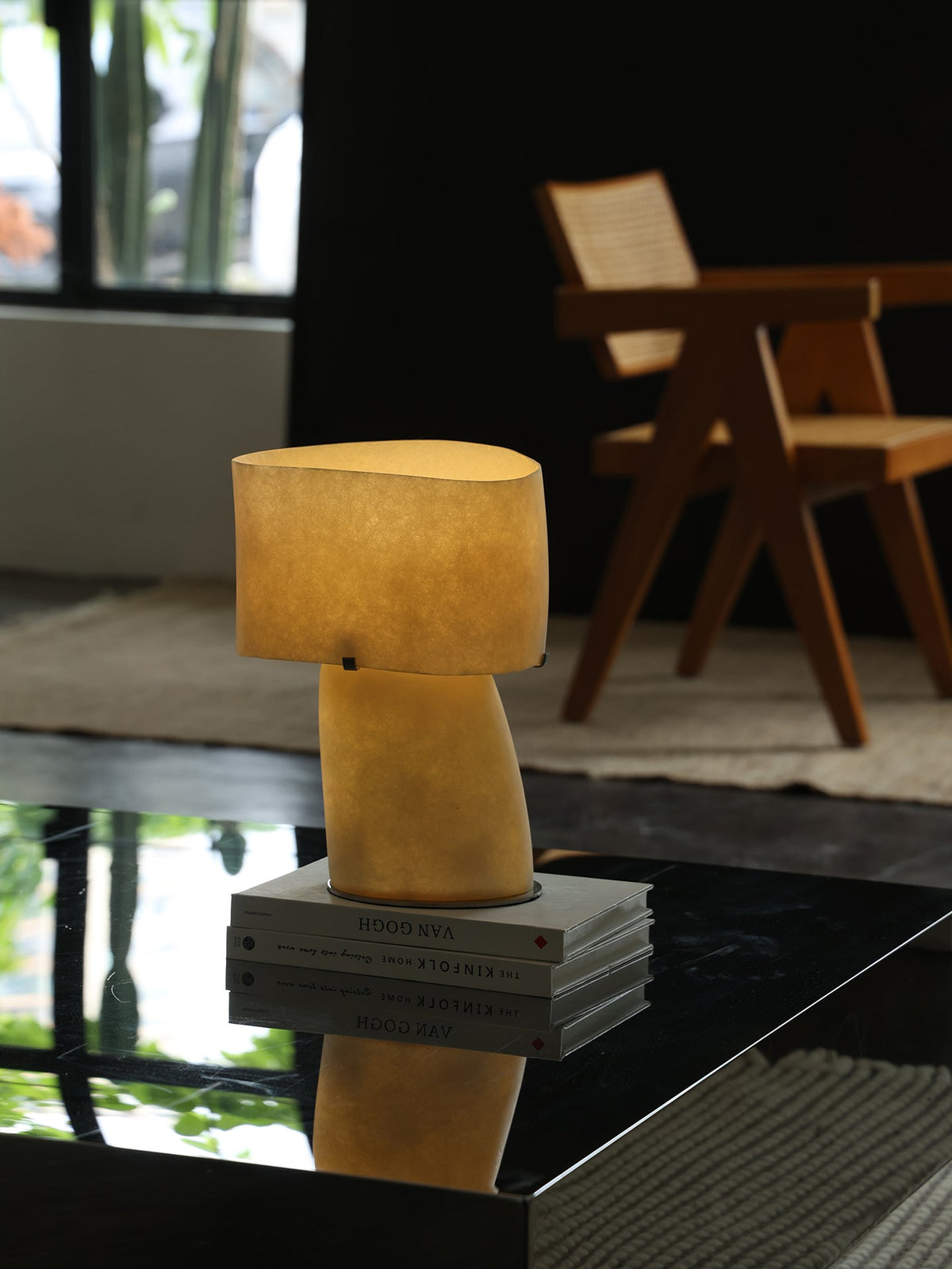 Lámpara de mesa escultural de fibra de vidrio Nevola sobre una mesa auxiliar – imagen 16
