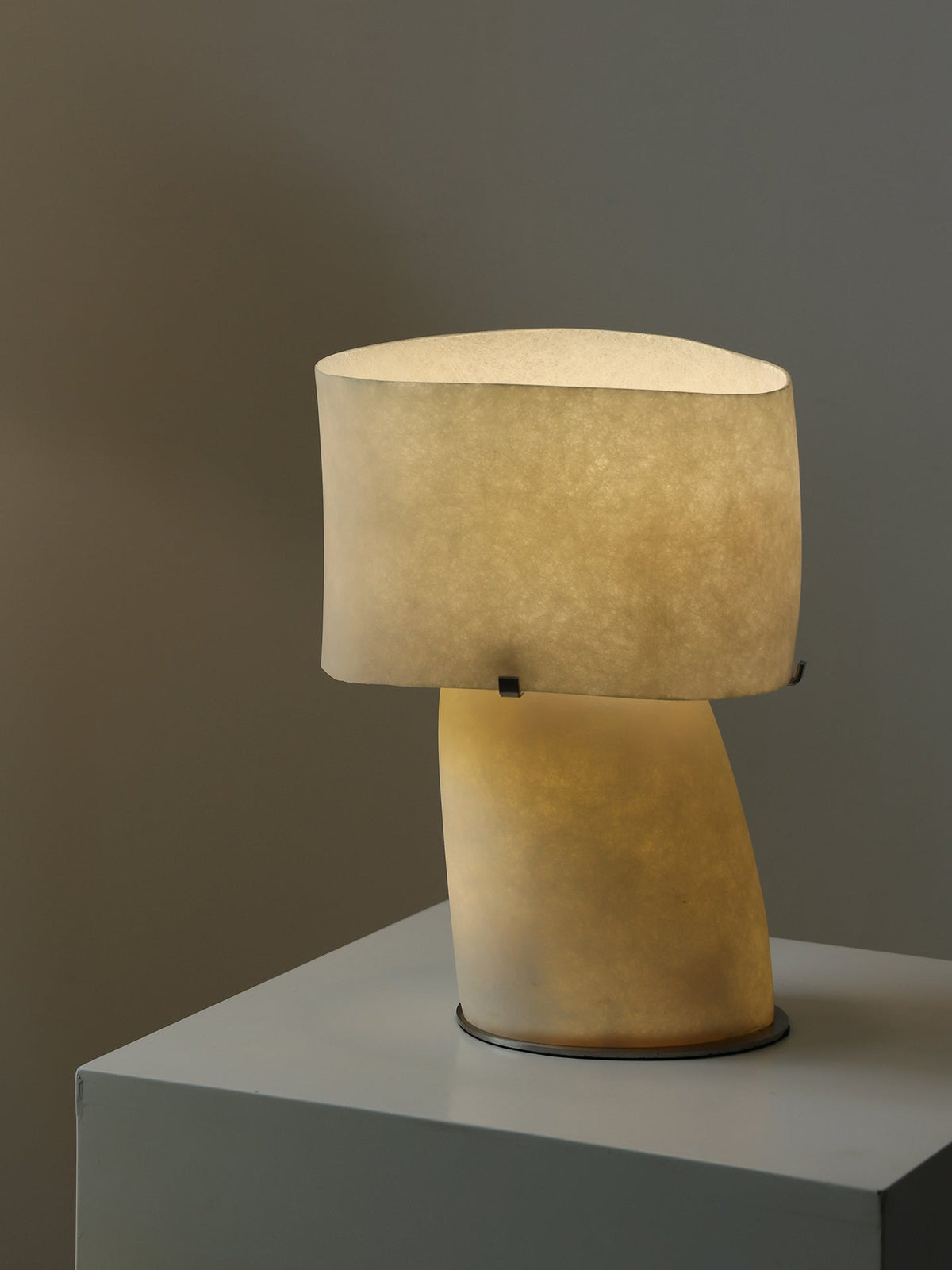 Lámpara de mesa escultural de fibra de vidrio Nevola sobre una mesa auxiliar – imagen 4