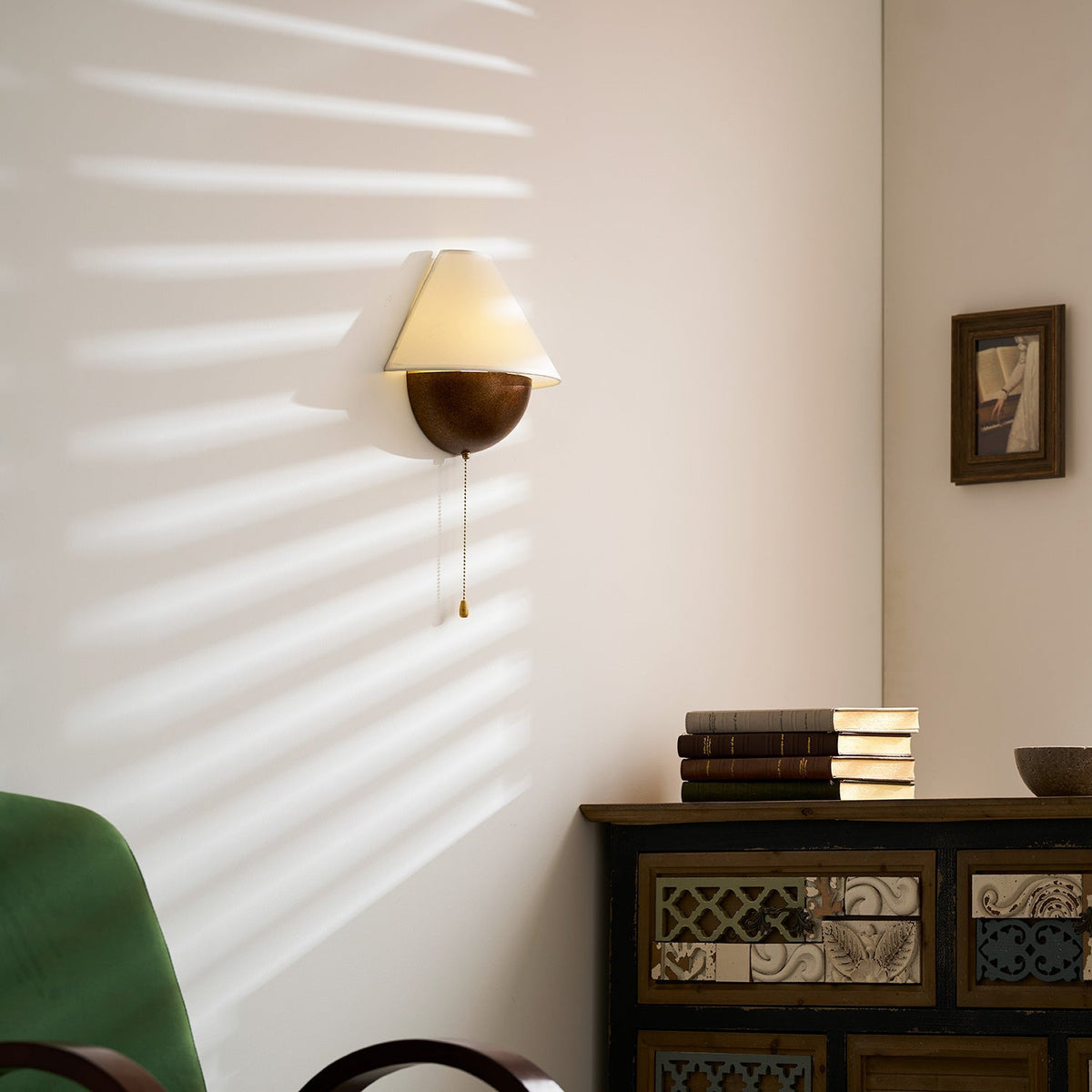 Aplique de pared retro Nogala en un rincón de lectura – imagen 12