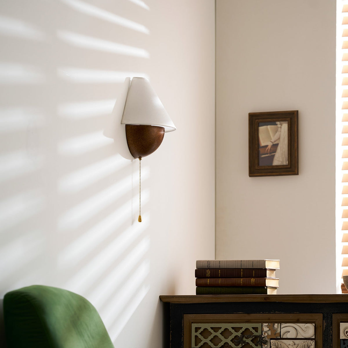 Aplique de pared retro Nogala en un rincón de lectura – imagen 13