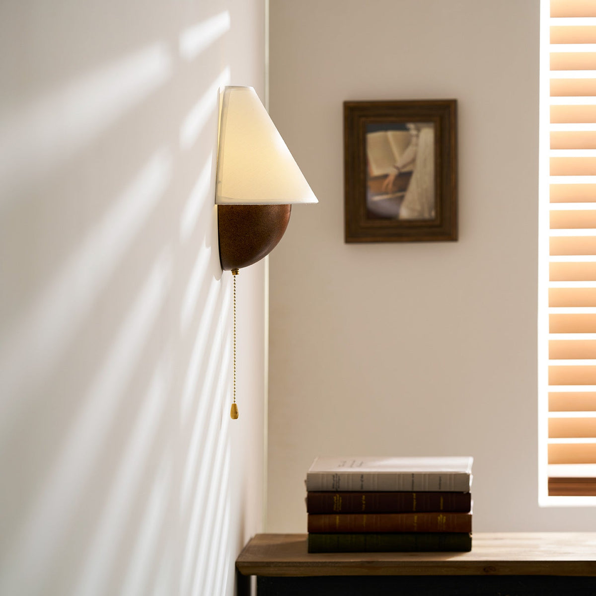 Aplique de pared retro Nogala en un rincón de lectura – imagen 14