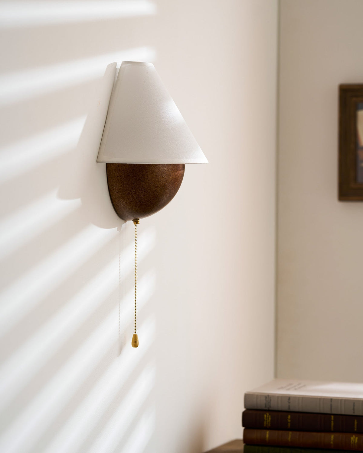 Aplique de pared retro Nogala en un rincón de lectura – imagen 16